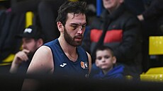 Ostravský Samuel Denis Godwin opou�tí h�i�t� s krvavým �rámem.