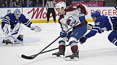 Úto�ník Martin Ne�as z Colorada se sna�í prosadit v utkání proti Torontu.