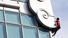 Americký horolezec Alex Honnold zdolal volným výstupem, tedy bez lana a...