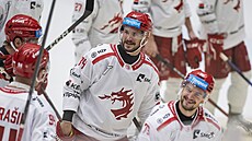 Tomá� Kundrátek z T�ince se raduje z gólu, p�ed ním jede Libor Hudá�ek.