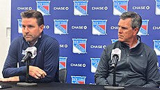 Generální mana�er Chris Drury (vlevo) a trenér Mike Sullivan na tiskové...