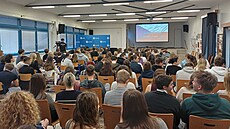 Studenti hej�ínského gymnázia �ekají na prezidenta Petra Pavla. (22. ledna 2026)