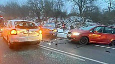 Nehoda mezi obcemi Hn�votín a Lutín na Olomoucku, kde se st�etlo osm aut. (23....