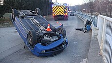 �idi�ka skon�ila s autem po nehod� v Bernarticích na st�e�e. (22. ledna 2026)