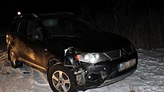 Agresor ujel s tímto autem, kterým nají�d�l  i na policisty.