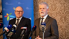 Prezident Petr Pavel na tiskové konferenci v Prost�jov�. Vlevo hejtman...