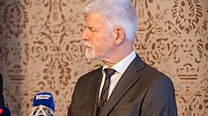 Prezident Petr Pavel na tiskové konferenci v Prost�jov�. Vlevo hejtman...