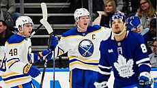 Hokejový obránce Rasmus Dahlin z Buffala pro�il v úterý výjime�ný ve�er, p�ti...