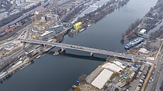 Na Dvoreckém most� se uskute�nila zat�ovací zkou�ka.