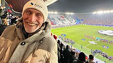 Bývalý premiér Mirek Topolánek se dívá do kamery, zatímco za ním hrá�i...