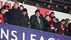 Tomio Okamura, p�edseda Poslanecké sn�movny, pe�liv� sleduje výkon týmu...