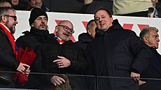 Ministr �kolství Robert Plaga �ertuje s Davidem Trundou, p�edsedou FA�R.