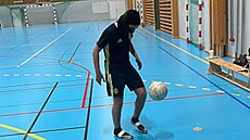 �védský freestyle fotbalista Daniel Yaakob b�hem rekordního pokusu v hale...