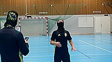 �védský freestyle fotbalista Daniel Yaakob b�hem rekordního pokusu v hale...