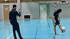 �védský freestyle fotbalista Daniel Yaakob b�hem rekordního pokusu v hale...