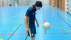 �védský freestyle fotbalista Daniel Yaakob b�hem rekordního pokusu v hale...