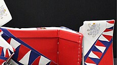 Karel Vejmelka ukázal novou gólmanskou výstroj pro olympijské hry. Betony zdobí...