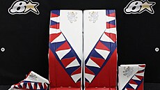 Karel Vejmelka ukázal novou gólmanskou výstroj pro olympijské hry. Betony zdobí...