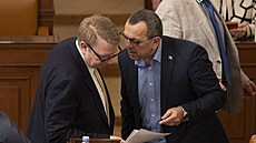 Mimo�ádná sch�ze Poslanecké sn�movny. Na snímku Ale� Juchelka (ANO) a Jaroslav...