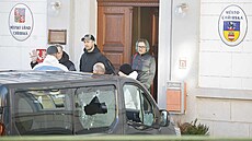 Auto po�kozené st�elbou p�ed obecním ú�adem v Ch�ibské na D��ínsku (19. ledna...