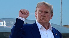 Donald Trump, v pozadí bombardér B-2, na foto kolá�i.