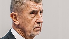 Tisková konference po jednání zástupc� vlády a odbor� o navý�ení plat� ve...