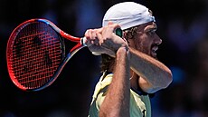 Tomá� Machá� hraje bekhend ve t�etím kole Australian Open.