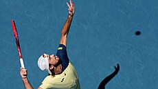 Tomá� Machá� podává ve t�etím kole Australian Open.