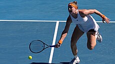 Karolína Muchová dobíhá k mí�i ve t�etím kole Australian Open.
