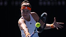 Karolína Muchová hraje bekhend ve t�etím kole Australian Open.