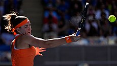 Karolína Muchová hraje forhend v osmifinále Australian Open.