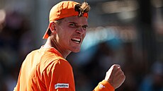 Jakub Men�ík slaví postup do druhého kola Australian Open.