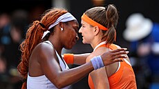 Karolína Muchová a americká tenistka Coco Gauffová se objímají po vzájemném...