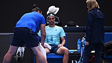 Lorenzo Musetti se nechává o�et�ovat ve �tvrtfinále Australian Open.