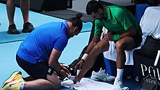 Novak Djokovi� se nechává o�et�ovat ve �tvrtfinále Australian Open.