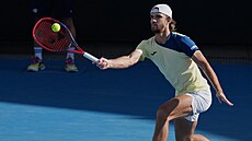 Tomá� Machá� se soust�edí na forhend ve druhém kole Australian Open.