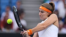 Karolína Muchová hraje bekhend ve druhém kole Australian Open.
