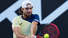 Tomá� Machá� hraje bekhend ve druhém kole Australian Open.