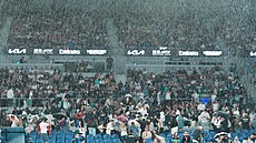 St�ede�ní program Australian Open p�eru�il dé��.