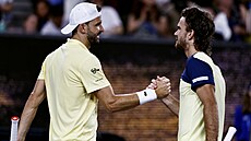 Tomá� Machá� (vpravo) p�ijímá gratulace od Grigora Dimitrova po prvním kole...