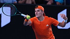 Jakub Men�ík hraje forhend ve t�etím kole Australian Open.