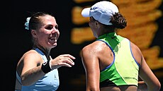 Ukrajinská tenistka Oleksandra Olijnikovová (vlevo) objímá Ameri�anku Madison...