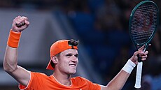 Jakub Men�ík slaví postup do osmifinále Australian Open.