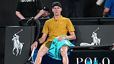 Italského tenistu Jannika Sinnera trápí k�e�e ve t�etím kole Australian Open.