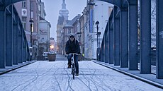 Cyklista projí�dí po tenké vrstv� mokrého �erstv� napadlého sn�hu na Zlatém...