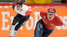 Sander Eitrem v závod� na 5000 metr�, za ním Metod�j Jílek.