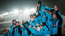 Dorothea Wiererová na ramenou italského týmu p�i lou�ení v Novém M�st� na...