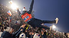 Michal Kr�má� nad hlavami realiza�ního týmu v Novém M�st�.