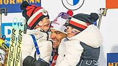 Michal Kr�má� na pódiu smí�ené �tafety se synem Viktorem a dcerou Tamarou