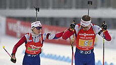 Tereza Voborníková p�edává �tafetu Vít�zslavu Hornigovi.